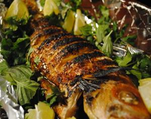 Pečená ryba so zeleninou a rozmarínom