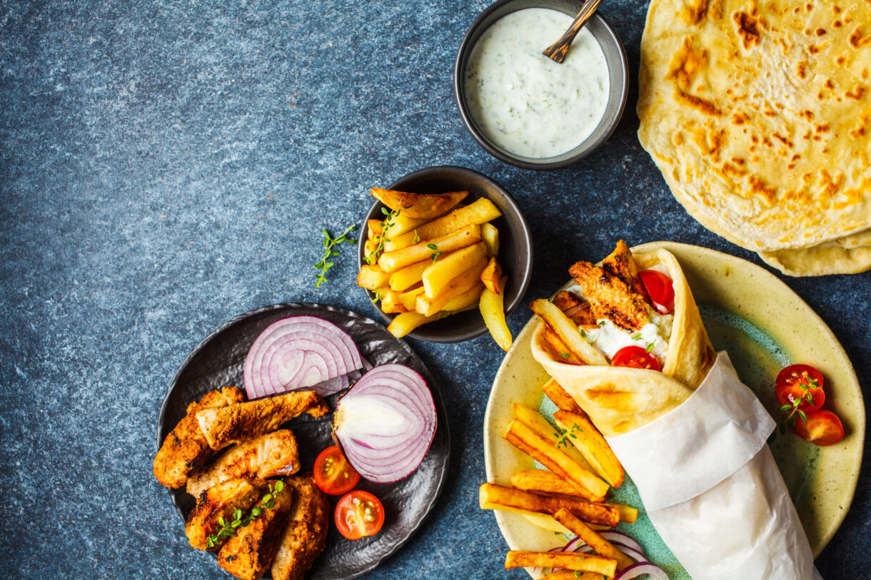 Grécky gyros wrap v pite s mäsom, tzatziki, paradajkou a cibuľou