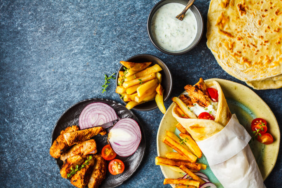 Grécky gyros wrap v pite s mäsom, tzatziki, paradajkou a cibuľou