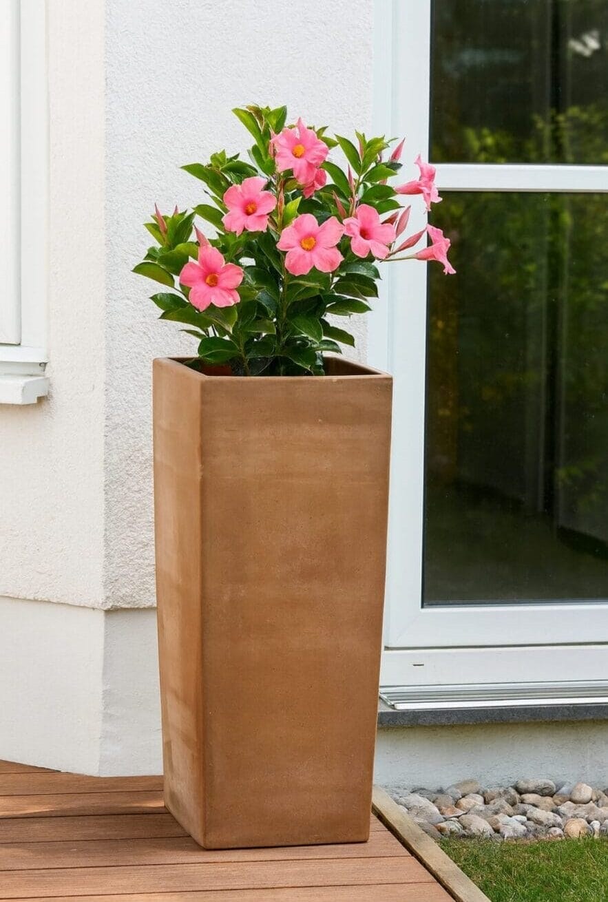 93A Kvetináč 91x33x33cm 1 Stĺpový kvetináč, kvetináč osadený rastlinou v záhrade